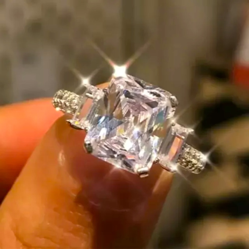 White gold sapphire 3.8ct ring